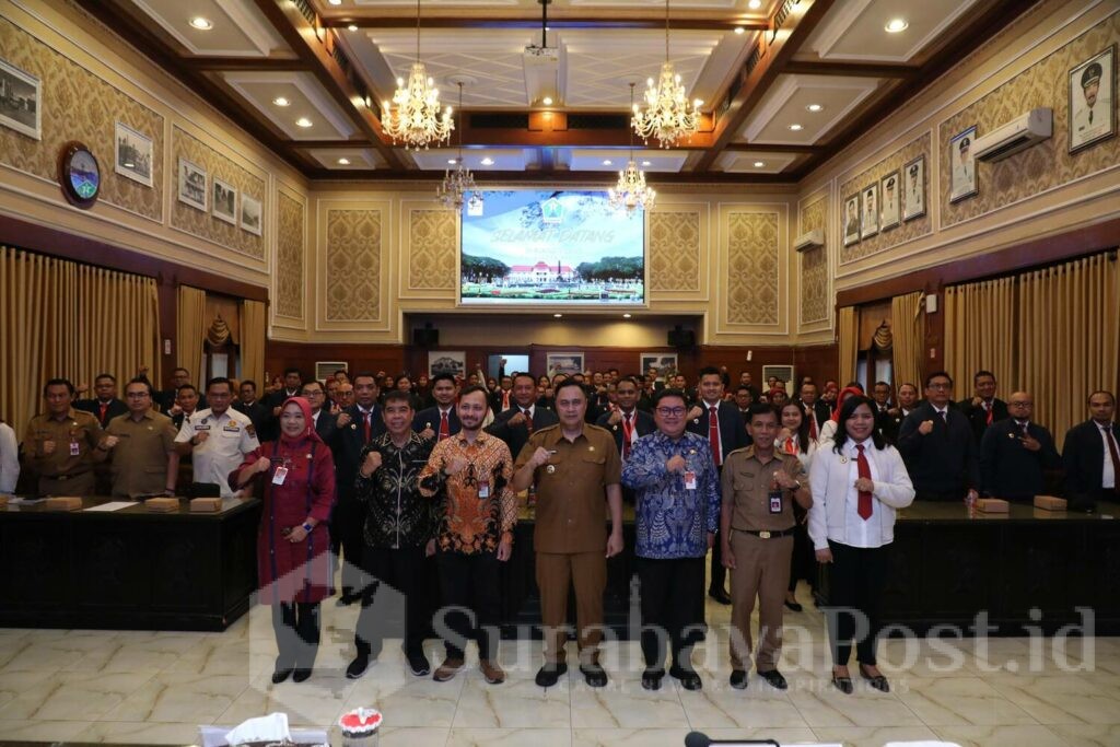 Pj, Walikota Malang, Iwan Kurniawan pose bersama rombongan Studi lapangan peserta PKA dan PKP. (Sumber Prokompim)