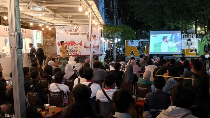 Abah Anton, calon Wali Kota Malang mendapat sambutan luar biasa saat Nobar Timnas di Kayutangan Heritage, Selasa 15 Oktober 2024 malam