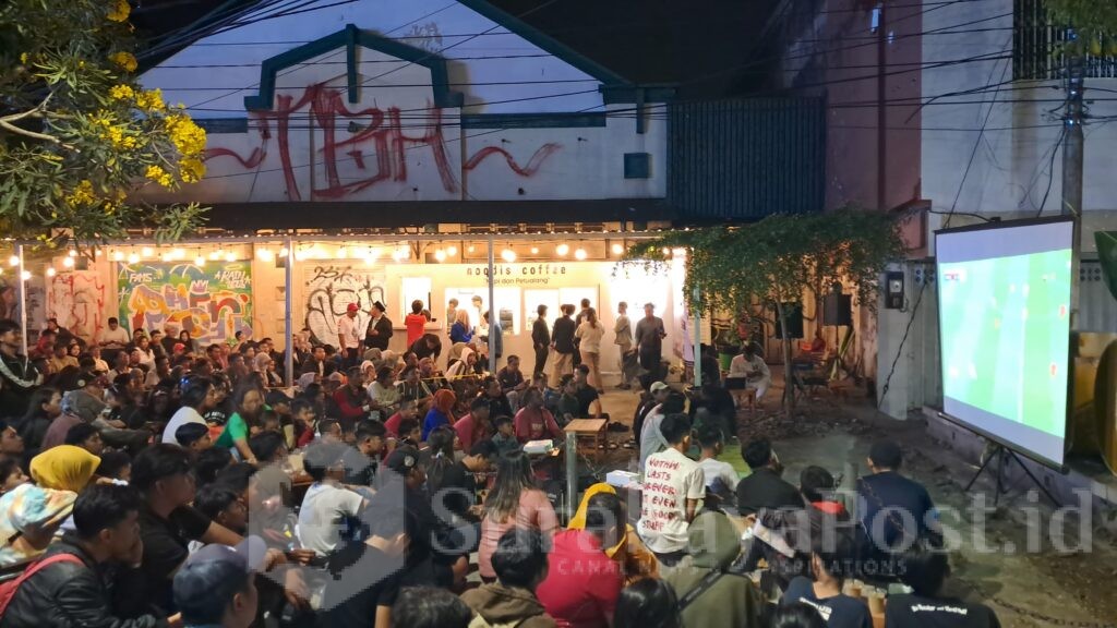 Abah Anton, calon Wali Kota Malang mendapat sambutan luar biasa saat Nobar Timnas di Kayutangan Heritage, Selasa 15 Oktober 2024 malam