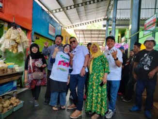 Yel Yel Menang Total Warnai Kedatangan Abah Anton - Dimyati di Pasar Oro - Oro Dowo, Kecamatan Klojen Kota Malang Jawa Timur, Rabu (16/10/2024)