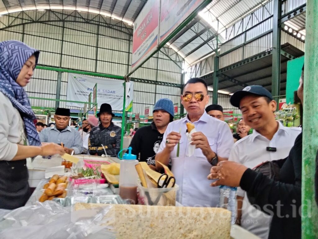 Abah Anton dan Dimyati Ayatullah menyempatkan belanja jajanan disejumlah kios di pasar Oro Oro Dowo