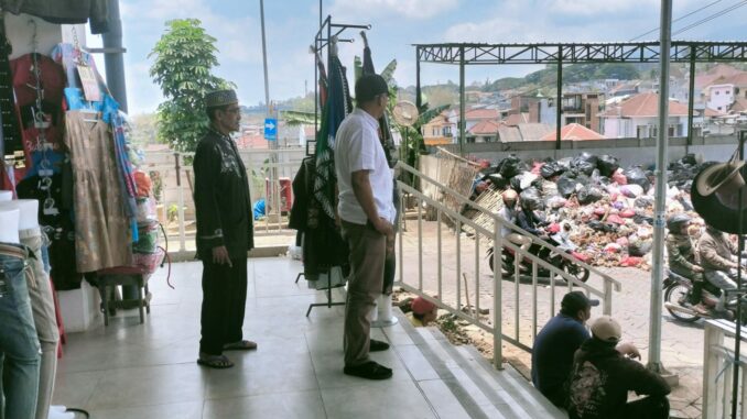 Tumpukan Sampah di Pasar Induk Among Tani Batu (Gus)