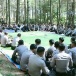 Kapolres Batu bersama sejumlah Anggotanya saat gelar Jumat Curhat (Ist)