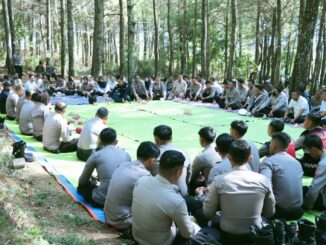 Kapolres Batu bersama sejumlah Anggotanya saat gelar Jumat Curhat (Ist)