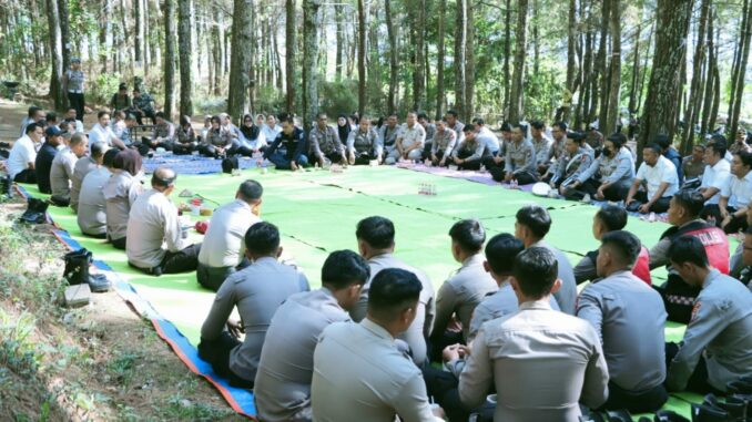 Kapolres Batu bersama sejumlah Anggotanya saat gelar Jumat Curhat (Ist)