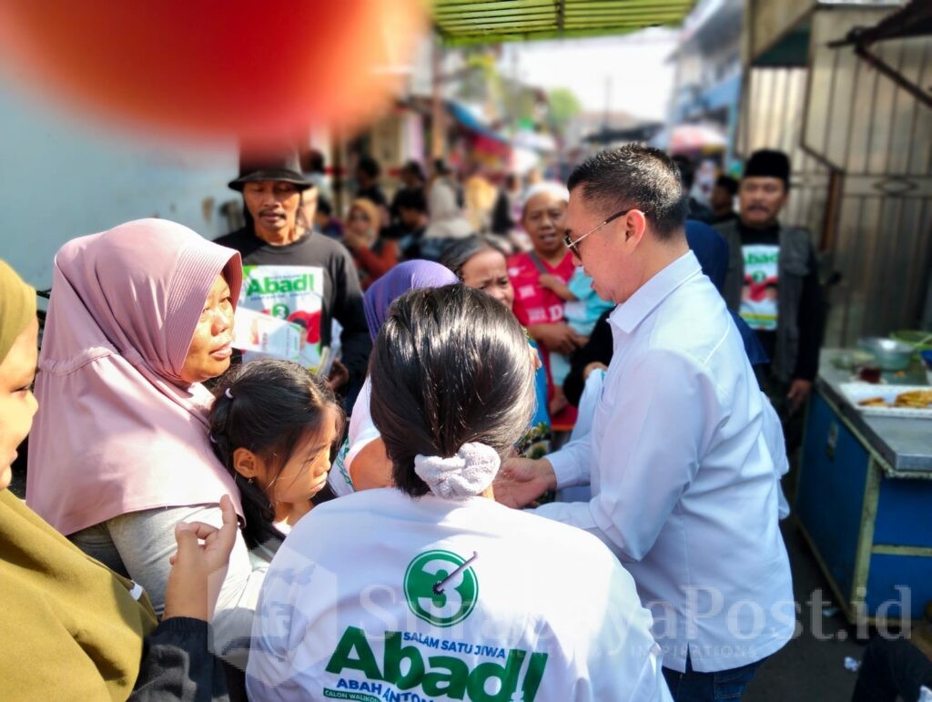 Warga Mergosono menyambut kedatangan Abah Anton dengan gembira