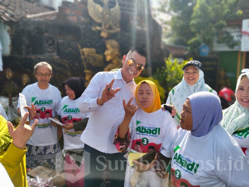 Abah Anton bersama warga saat berkunjung ke Pasar Mergosono