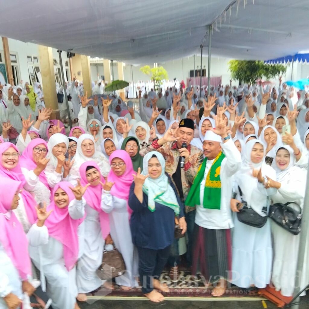 Abah Anton diantara ratusan Ibu-ibu haji pengajian IHM di Sukun Malan, Kota Malang, Minggu 20 Oktober 2024. (ist)