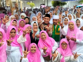 Abah Anton diantara ratusan Ibu-ibu haji pengajian IHM di Sukun Malan, Kota Malang, Minggu 20 Oktober 2024. (ist)