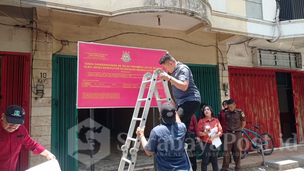 Proses pemasangan plang sita aset ruko di Jalan Ciliwung milik terpidana korupsi dana pinjaman LPDB-KUMKM pada KSU Montana, Dewi Maria pada Selasa (22/10/2024).