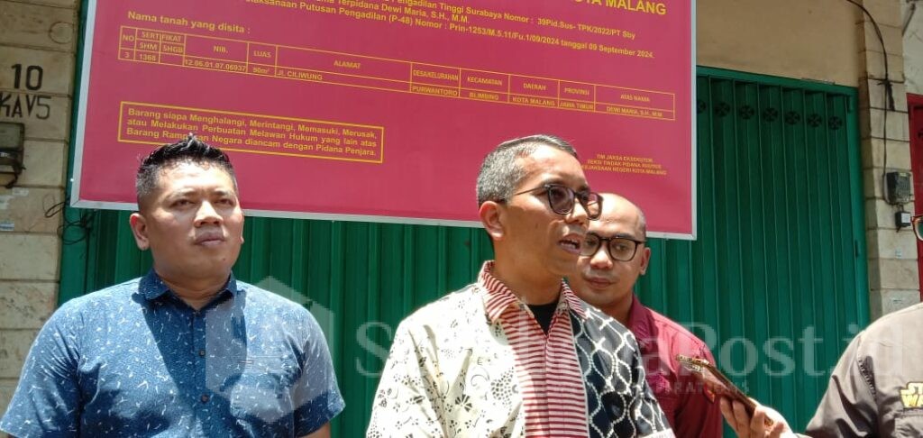 Kasi Intelijen Kejari Kota Malang, Agung Tri Radityo dan Kasi Pidsus Lilik Dwy Prasetio saat memberikan keterangan kepada wartawan