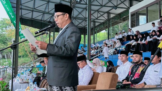 Paslon Wali Kota Batu Nomor Urut 1, Nurochman dan Heli Suyanto hadiri Peringatan Hari Santri Nasional 2024 digelar oleh PCNU Kota Batu di Stadion Brantas Kota Batu (Ist)