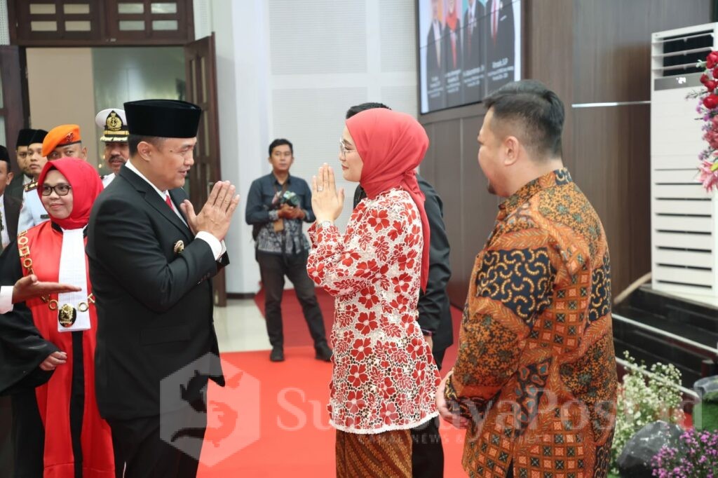 Pj, Walikota Malang, Iwan Kurniawan memberikan ucapan selamat kepada para pimpinan Dewan. (Sumber Prokompim)