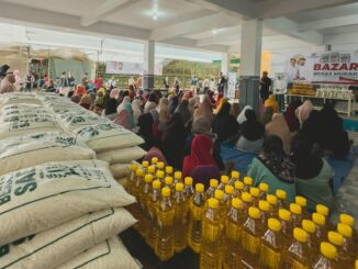 Antrean ratusan warga tebus sembako murah di Dadaprejo Kota Batu yang digagas Paslon NH (Ist)