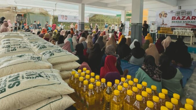 Antrean ratusan warga tebus sembako murah di Dadaprejo Kota Batu yang digagas Paslon NH (Ist)