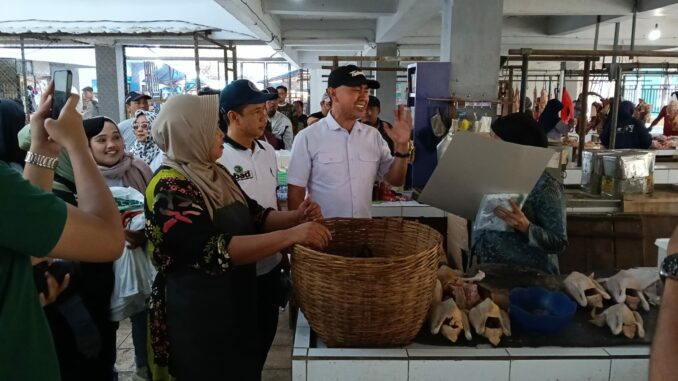 Abah Anton, Calon Wali Kota Yang Telah Terbukti Hidupkan Pasar Tradisional dan Pikirkan Nasib Pedagang. (ist)