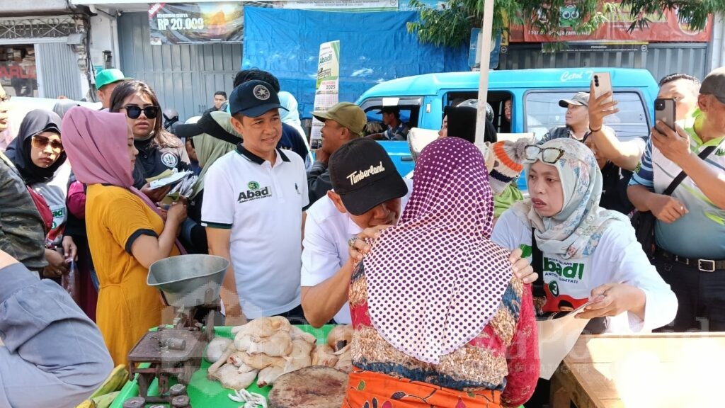 Abah Anton bersama pasangannya mendapat sambutan luar biasa dari pedagang pasar Kebalen (ist)