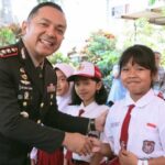 Kapolres Batu saat berbagi Makanan Bergizi Gratis pada siswa - siswi SD di Kota Batu (Ist)