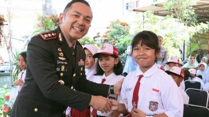 Kapolres Batu saat berbagi Makanan Bergizi Gratis pada siswa - siswi SD di Kota Batu (Ist)