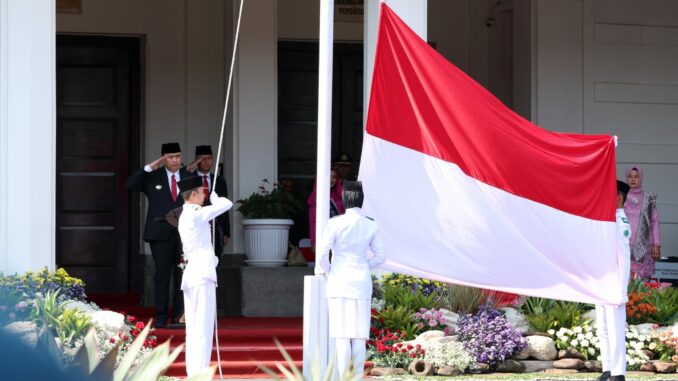 Pj, Walikota Malang, Iwan Kurniawan saat menjadi Inspektur Upacara Peringatan Hari Sumpah Pemuda ke 96 di halaman depan Balaikota Malang, Senin 28/10/2024. (Sumber Prokompim)