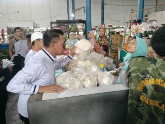 Pedagang Pasar Lesanpuro Optimis Pasangan Abah Anton dan Dimyati Ayatullah Menang di Pilkada Kota Malang. (ist)