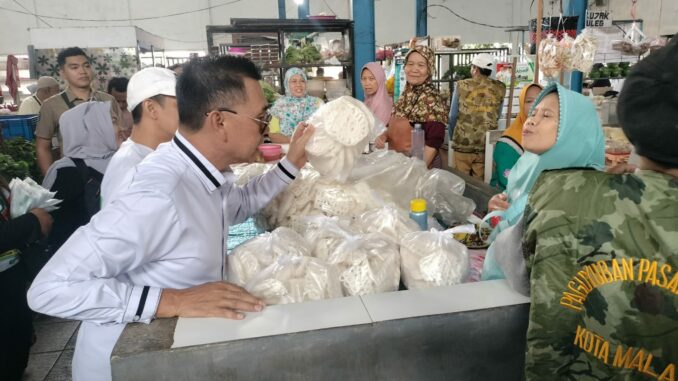 Pedagang Pasar Lesanpuro Optimis Pasangan Abah Anton dan Dimyati Ayatullah Menang di Pilkada Kota Malang. (ist)