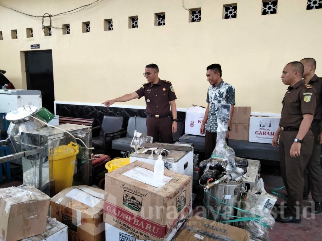 Kasi Intelijen, Agung Tri Raditya menunjukkan sebagian barang bukti dari 8 Tersangka Jaringan Pabrik Narkoba