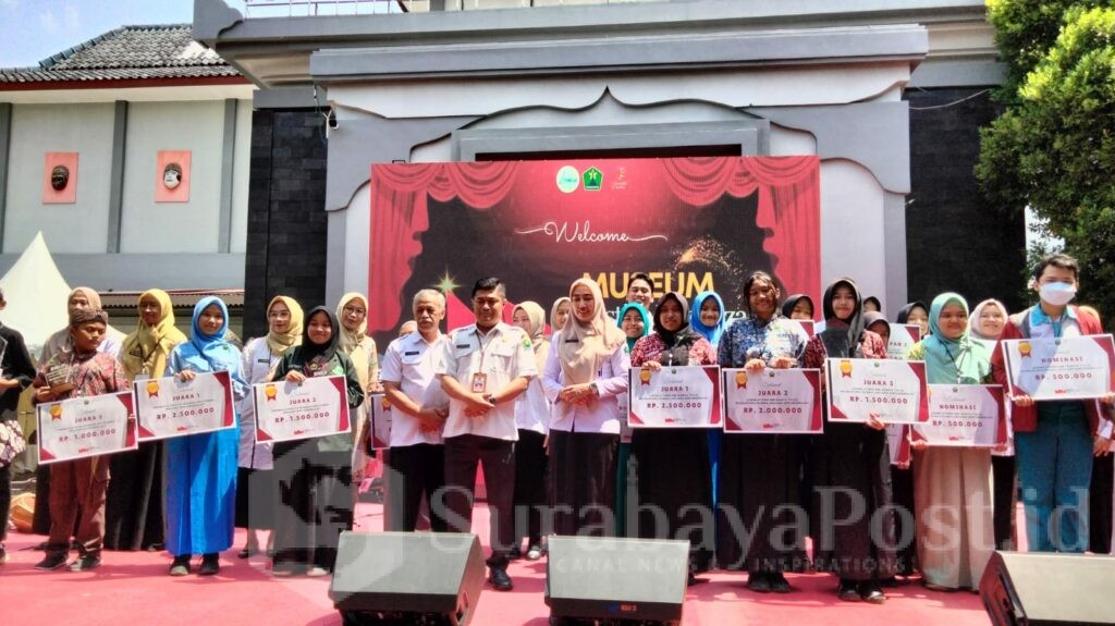 Kepala Dinas Pendidikan dan Kebudayaan Kota Malang, Suwarjana, SE, MM didampingi Kabid Kebudayaan, Juli Handayani pose bersama siswa berprestasi