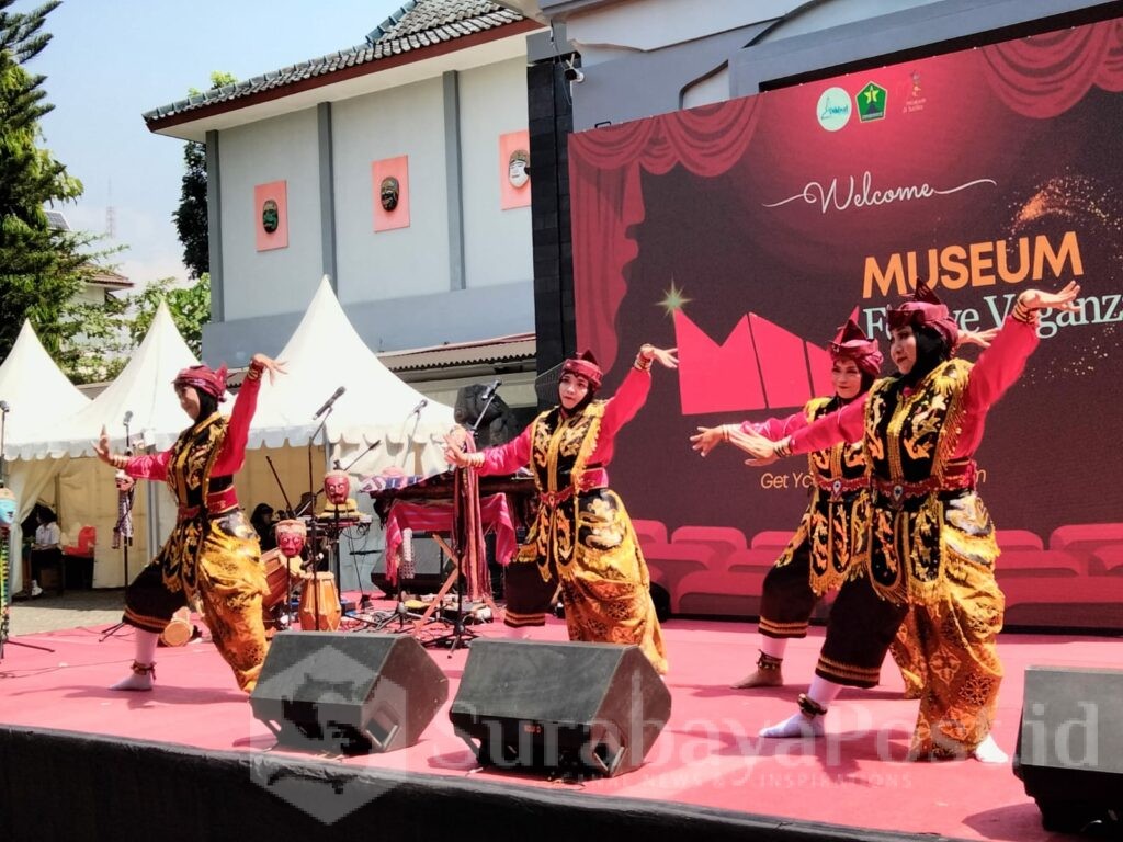 Tampilan sendra tari siswa siswa di peringatan Hari Museum Indonesia