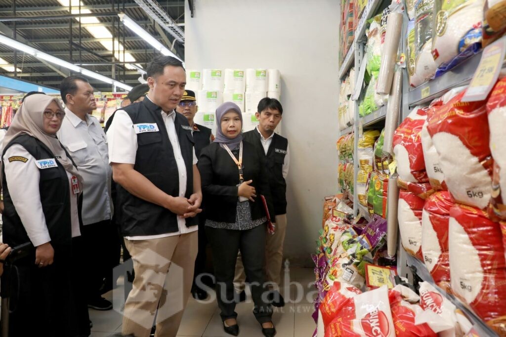 Pj Walikota Malang, Iwan Kurniawan bersama TPID saat melakukan sidak. (Sumber Prokompim)