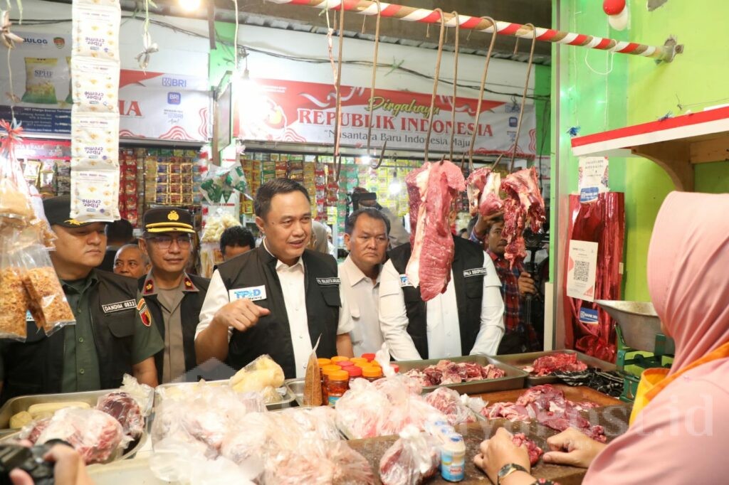 Pj Walikota Malang, Iwan Kurniawan bersama TPID saat melakukan sidak. (Sumber Prokompim)