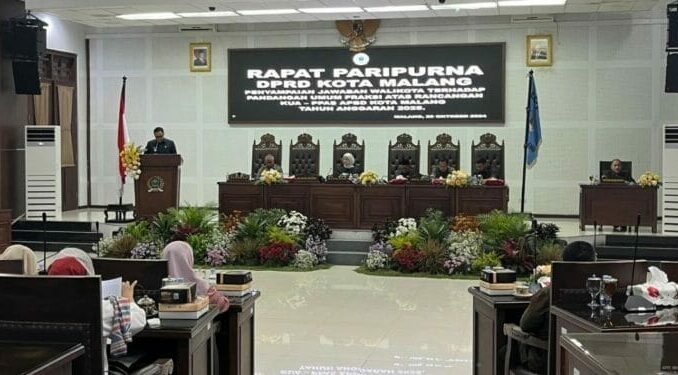 Pj Walikota Malang, Iwan Kurniawan saat memberikan jawaban terhadap pandangan umum fraksi pada rapat Paripurna, Selasa (29/10/2024)