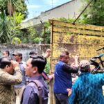 EKSEKUSI: Petugas saat melakukan pengosongan rumah di Jalan Dr Wahidin Desa Kalirejo Kecamatan Lawang, Kabupaten Malang Jawa Timur, Kamis (31/10/2024).