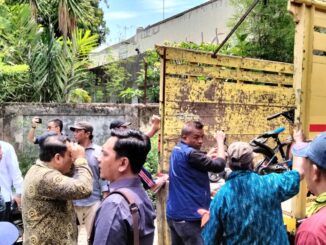 EKSEKUSI: Petugas saat melakukan pengosongan rumah di Jalan Dr Wahidin Desa Kalirejo Kecamatan Lawang, Kabupaten Malang Jawa Timur, Kamis (31/10/2024).