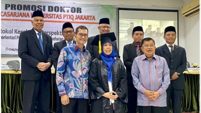 Susi Sofiani Nasution berfoto bersama mantan Wakil Presiden HM Jusuf Kalla, usai sidang promosi doktor.