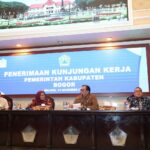 Bertempat di ruang sidang Balaikota, Pemkot Malang menyambut hangat kunjungan kerja Pemerintah Kabupaten Bogor, Jumat 1 November 2024. (Sumber Prokompim)