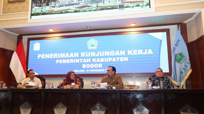 Bertempat di ruang sidang Balaikota, Pemkot Malang menyambut hangat kunjungan kerja Pemerintah Kabupaten Bogor, Jumat 1 November 2024. (Sumber Prokompim)