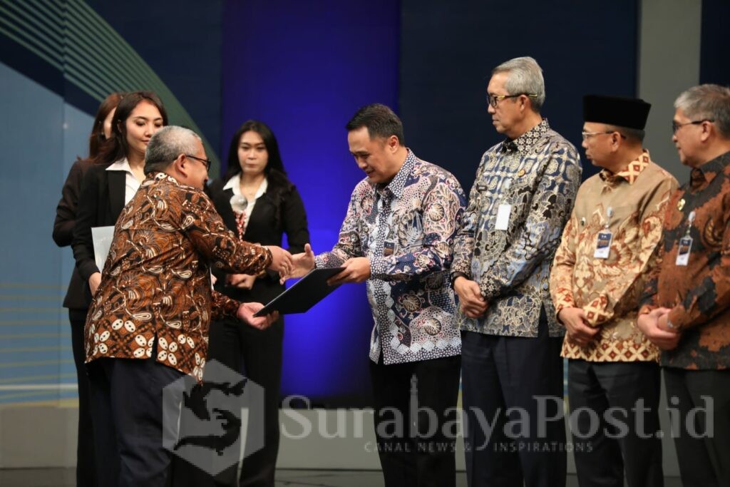 Penghargaan Bhumandala Award 2024 diterima oleh Pj Walikota Malang, Iwan Kurniawan. (Sumber Prokompim)