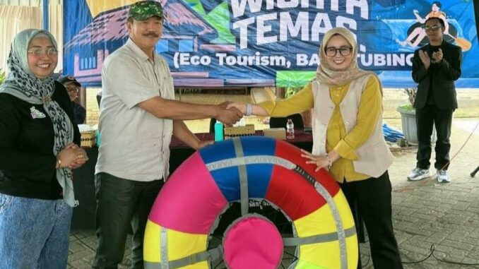 Ketua Komisi C DPRD Kota Batu saat menyerahkan satu unit tubing set secara simbolis kepada pengurus batu tubing (Ist)