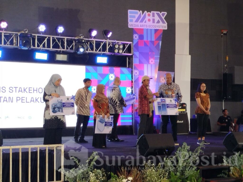 Kepala Diskopindag Kota Malang, Eko Sri Yuliadi menyerahkan bantuan Stimulan kepada pelaku UMKM, Jumat (8/11/2024)