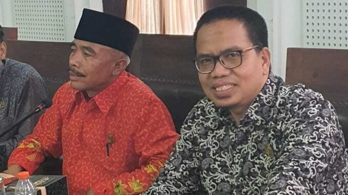 Ketua Komisi B DPRD Kota Malang, Haji Bayu Rekso aji (kanan)