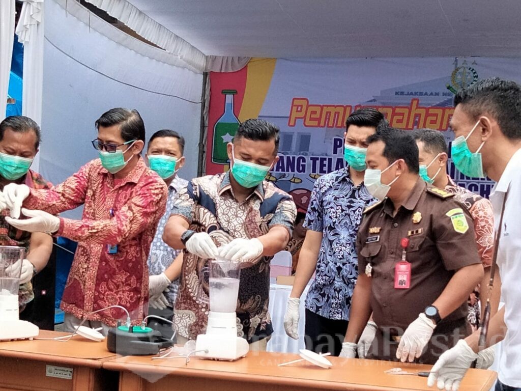 Barang bukti jenis Pil ekstasi dan Sabu dimusnahkan dengan cara di Blender