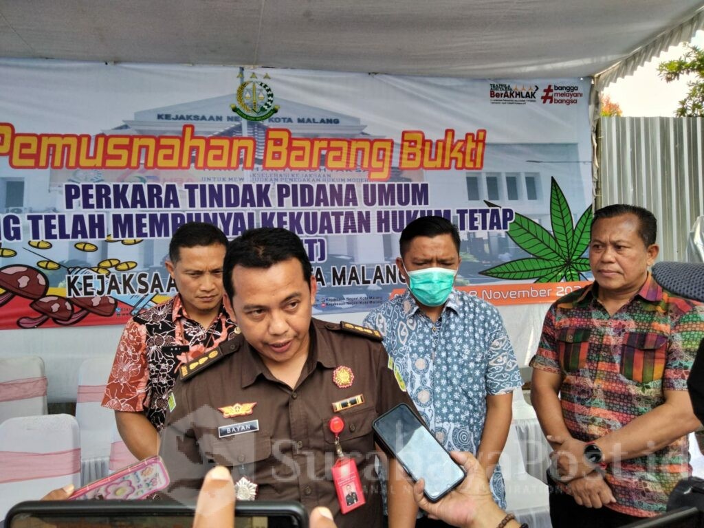 Kasi Pengelolaan Barang Bukti, M. Bayanullah memberikan keterangan kepada wartawan