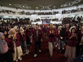 Wamen Dikti Saintek RI Prof. Dr. Fauzan, M.Pd. beri motivasi ke ribuan mahasiswa Universitas Muhammadiyah Malang di Student Day UMM. (Sumber Humas UMM)