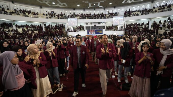 Wamen Dikti Saintek RI Prof. Dr. Fauzan, M.Pd. beri motivasi ke ribuan mahasiswa Universitas Muhammadiyah Malang di Student Day UMM. (Sumber Humas UMM)