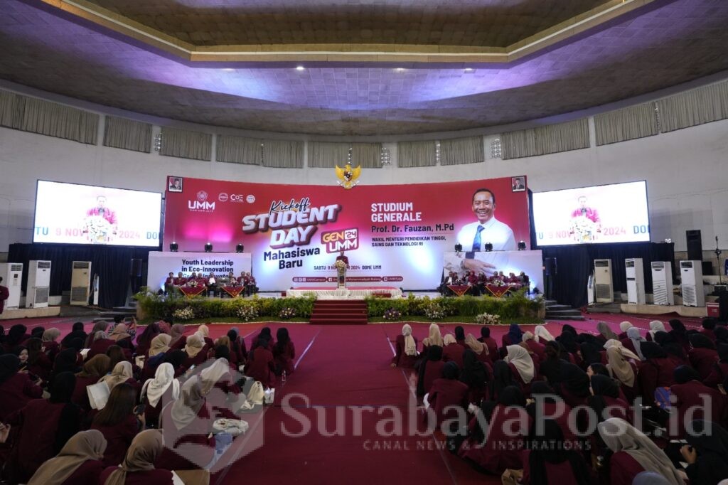 Wamen Dikti Saintek RI, Prof. Dr. Fauzan, M.Pd. memberikan motivasi ke ribuan mahasiswa UMM. (Sumber Humas UMM)