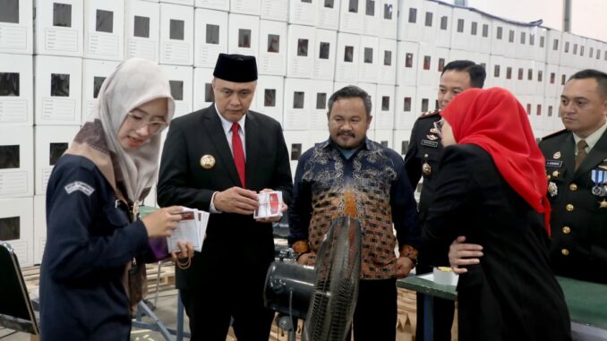 Pj. Walikota Iwan Kurniawan Tinjau Kesiapan Logistik Pilkada Serentak di Kota Malang, Minggu 10 November 2024. (Sumber Prokompim)