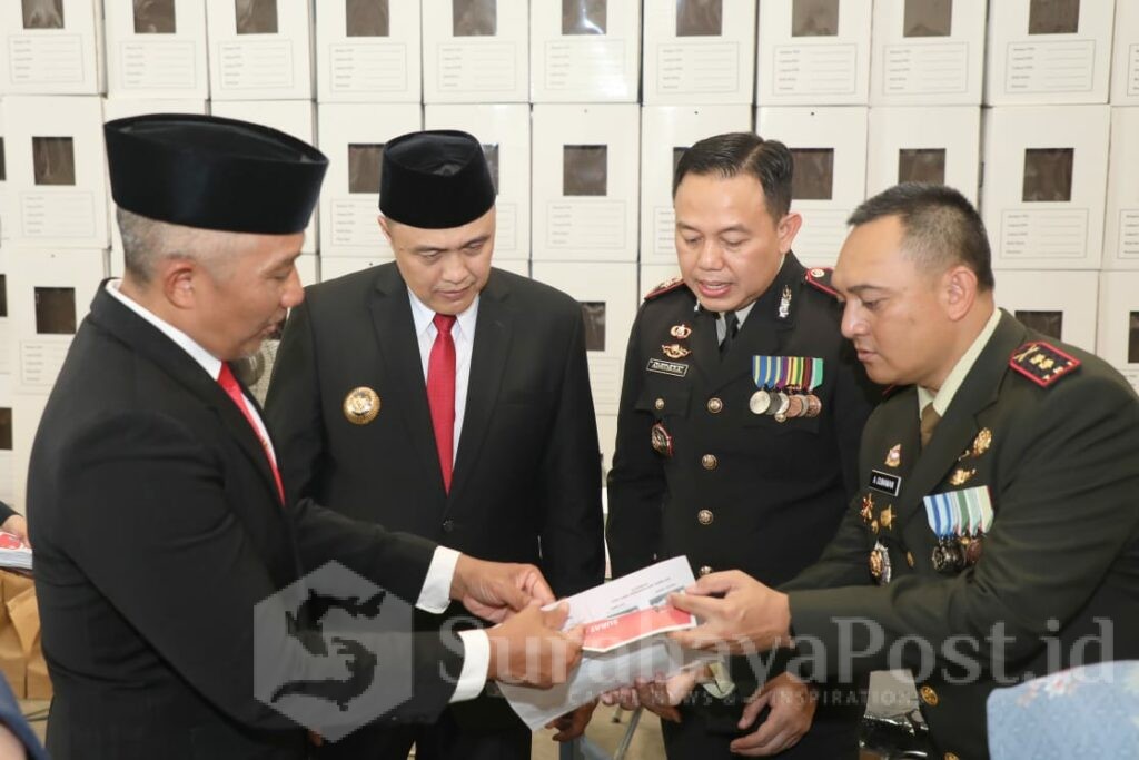 Pj Walikota Malang, Iwan Kurniawan didampingi Sekda Erik Setyo Santoso serta Dandim Kota Malang dan Waka Polresta Malang Kota. (Sumber Prokompim)