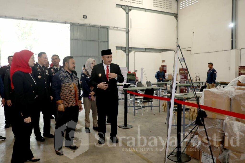 Pj Iwan Kurniawan saat melakukan peninjauan kesiapan Logistik Pilkada di Kota Malang. (Sumber Prokompim)