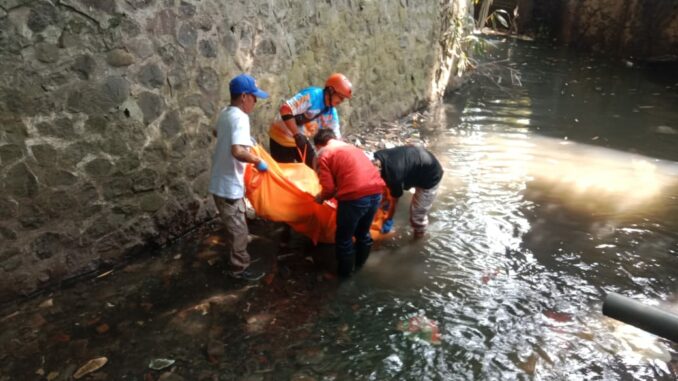 Mayat pria ditemukan mengapung di sungai Cangkringan Tanjungrejo, gemparkan warga setempat, Senin 11 November 2024 pagi. (ist)